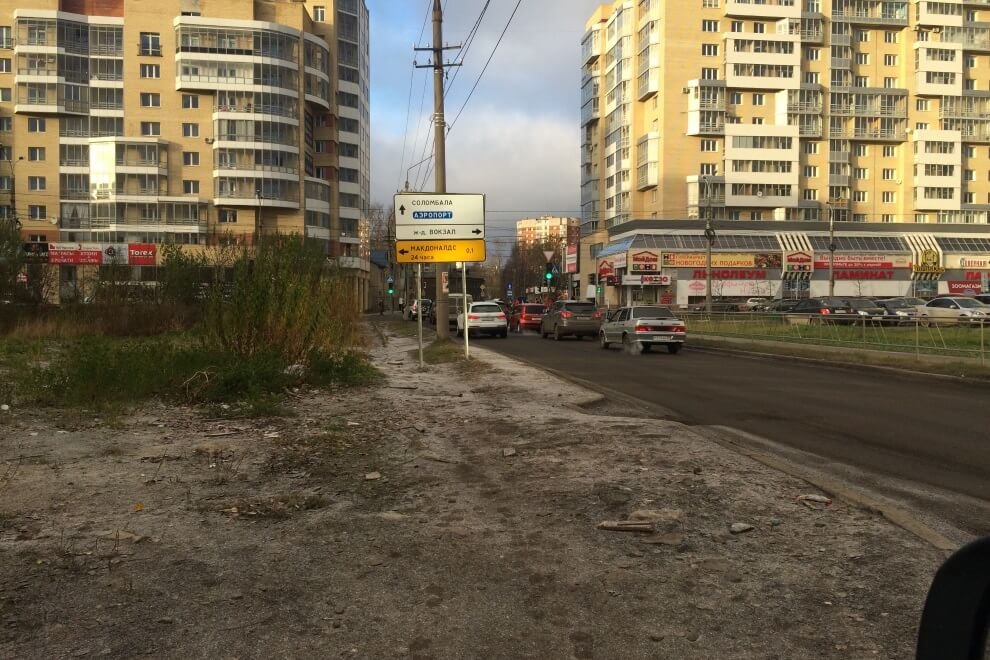 Дорожные указатели в жилом районе